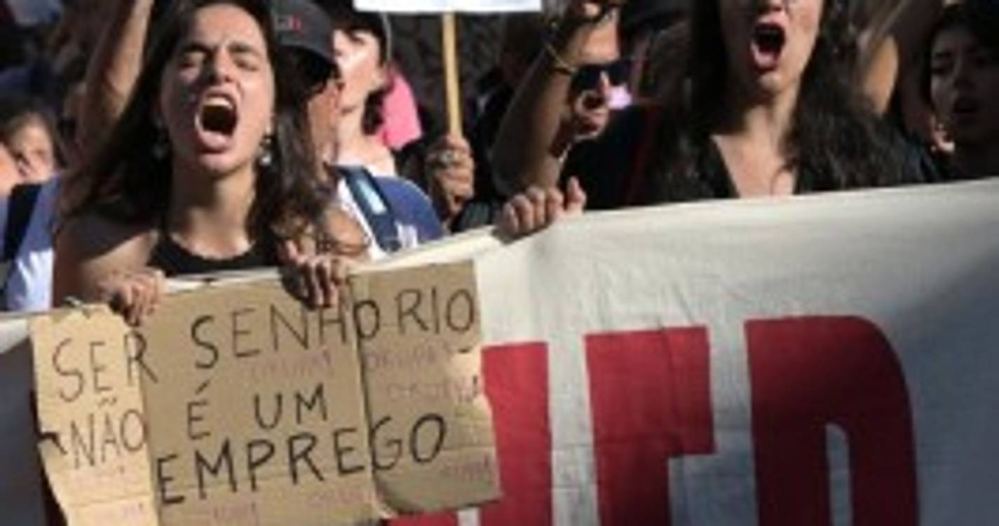 Habitação: Pelo menos oito mil manifestantes preenchem rua de Santa Catarina no Porto (com fotos)