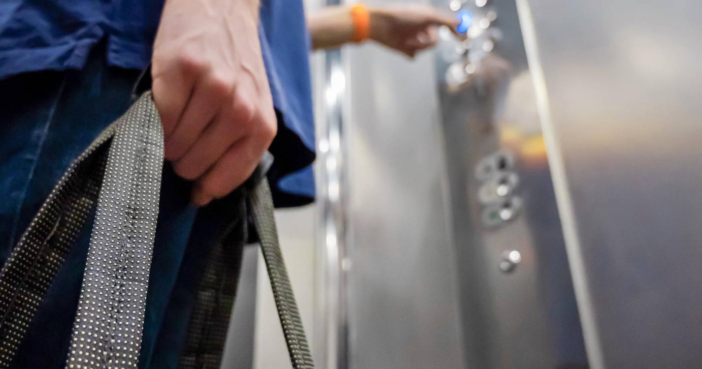 Bombeiros mobilizados para retirar pessoas presas em elevador do Funchal