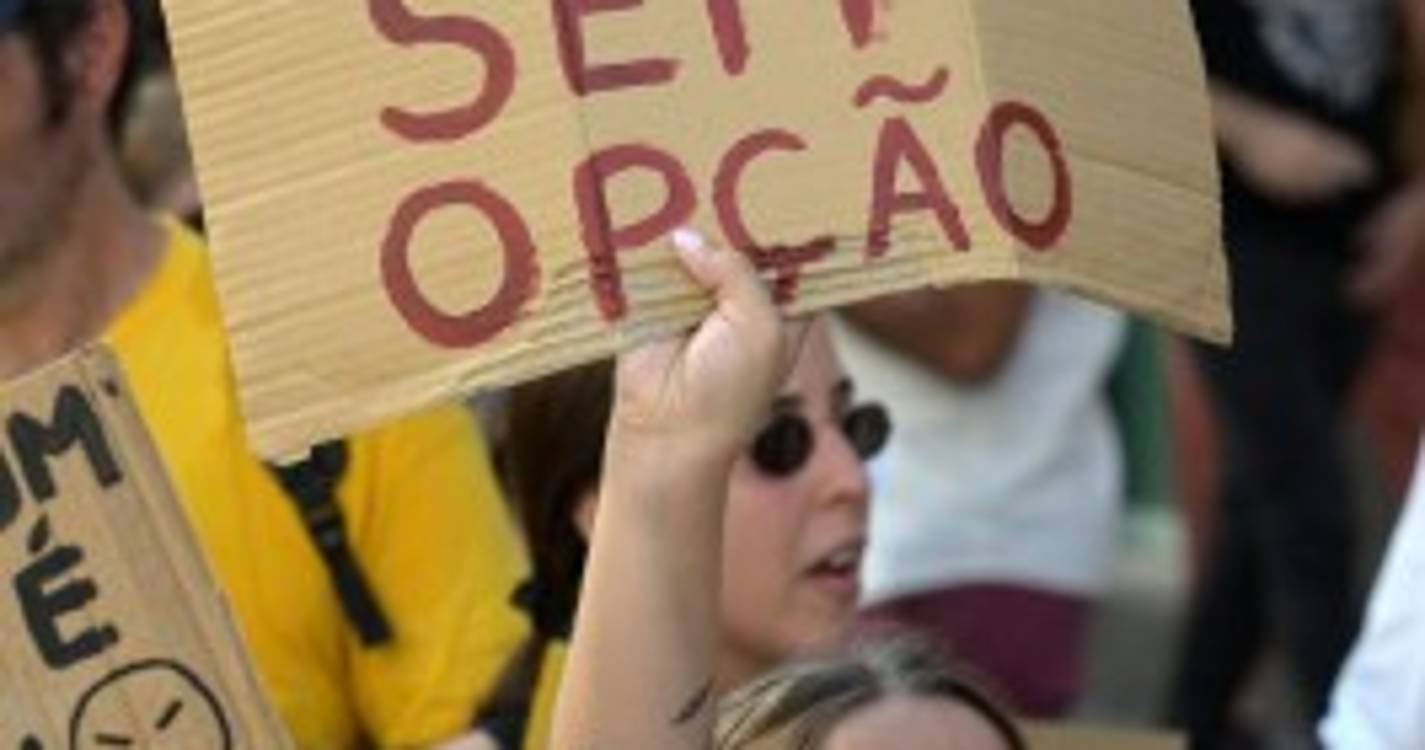 Habitação: Pelo menos oito mil manifestantes preenchem rua de Santa Catarina no Porto (com fotos)