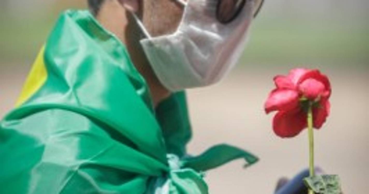 Fãs e família dizem último adeus à cantora Marília Mendonça (com fotos)