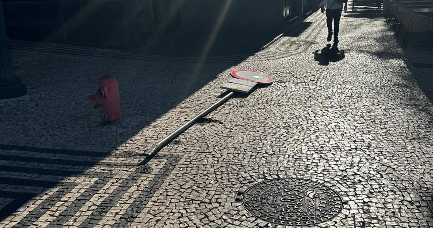 Homem derruba sinal de trânsito colocado em local de passagem de peões no Funchal