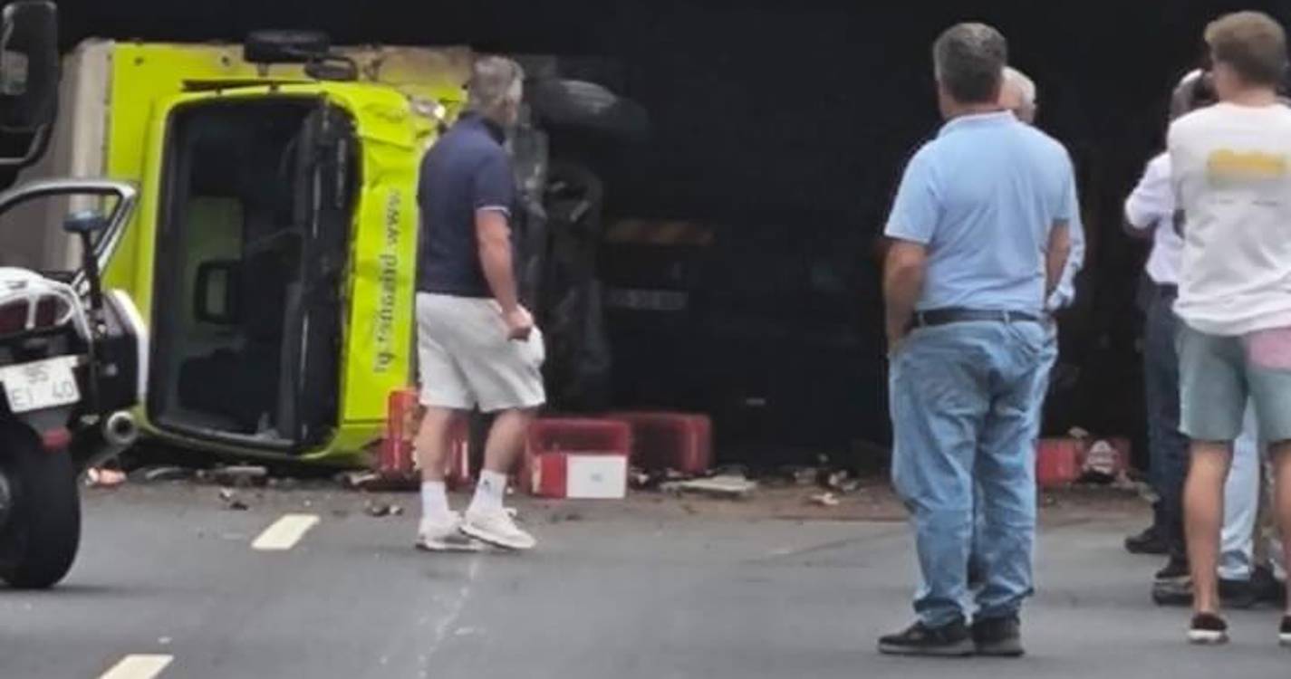 Acidente com viatura pesada obriga ao corte da VR1 nos Viveiros e gera longas filas de trânsito (com fotos)