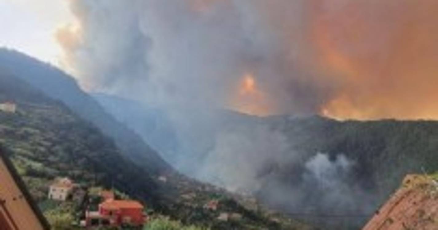 Imagens mostram fogo a chegar ao Porto Moniz