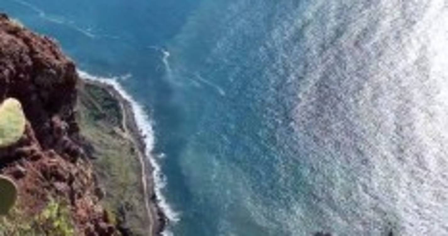 Paraquedistas da Red Bull fizeram salto na área protegida do Cabo Girão (com fotos)