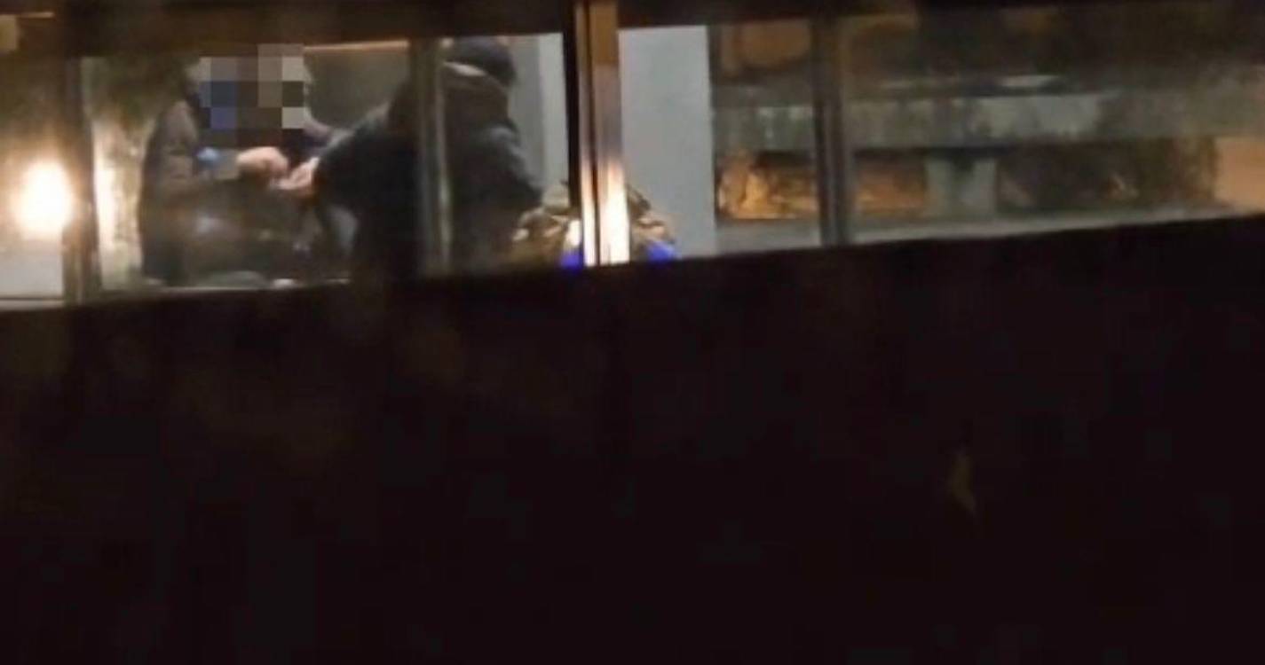 Sem-abrigo a pernoitar junto às instalações da Segurança Social preocupa alguns moradores da zona (com vídeo)