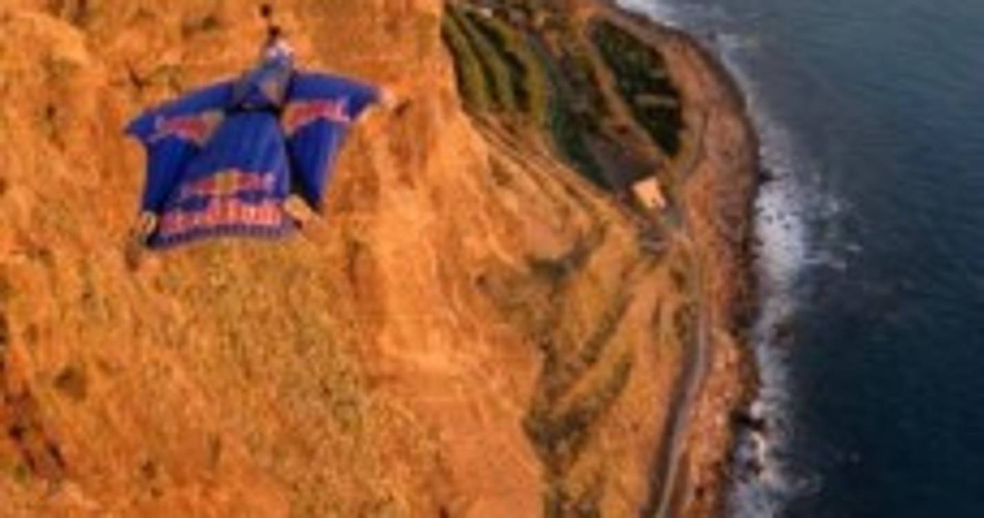 Paraquedistas da Red Bull fizeram salto na área protegida do Cabo Girão (com fotos)