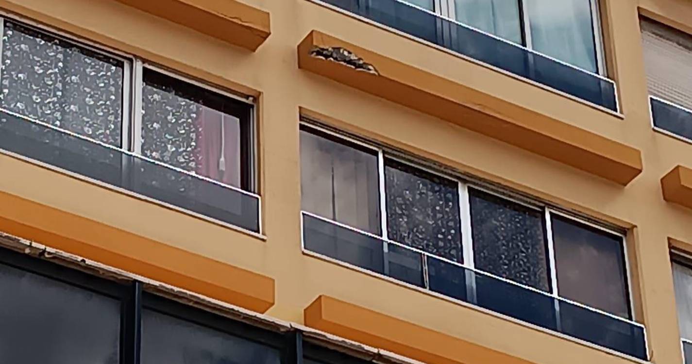 Fachada de prédio na Avenida Arriaga ameaça segurança de moradores e transeuntes