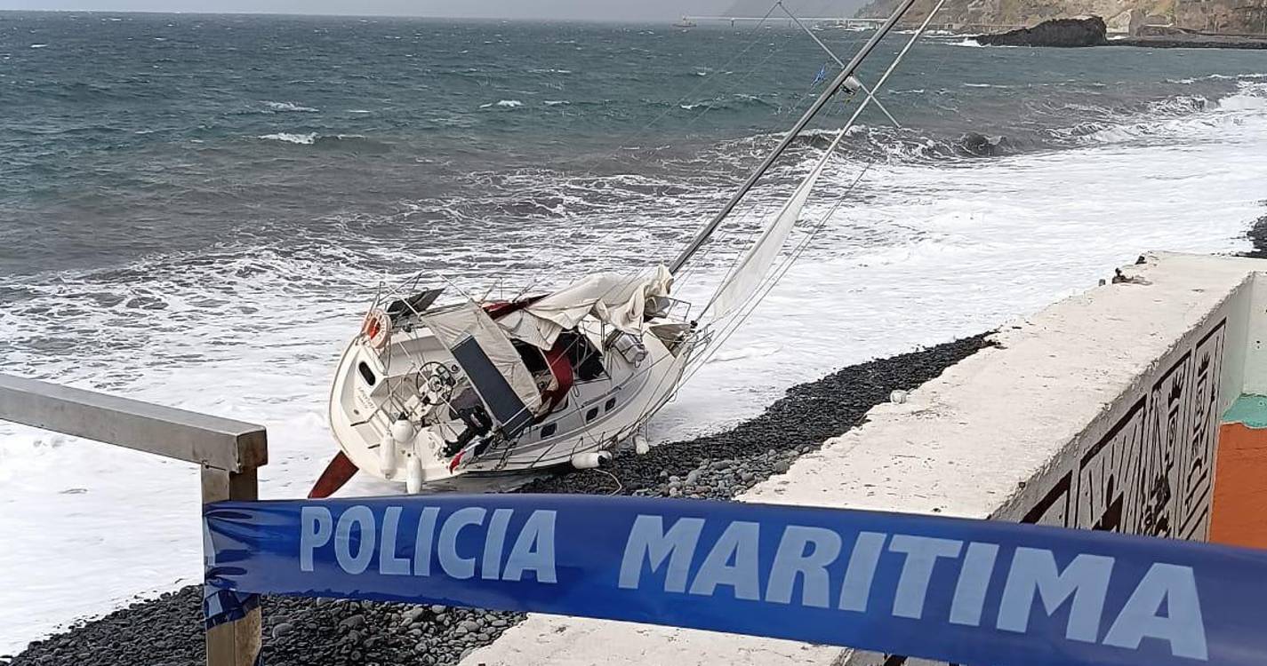 Polícia Marítima limita acesso a veleiro francês encalhado na Praia Formosa