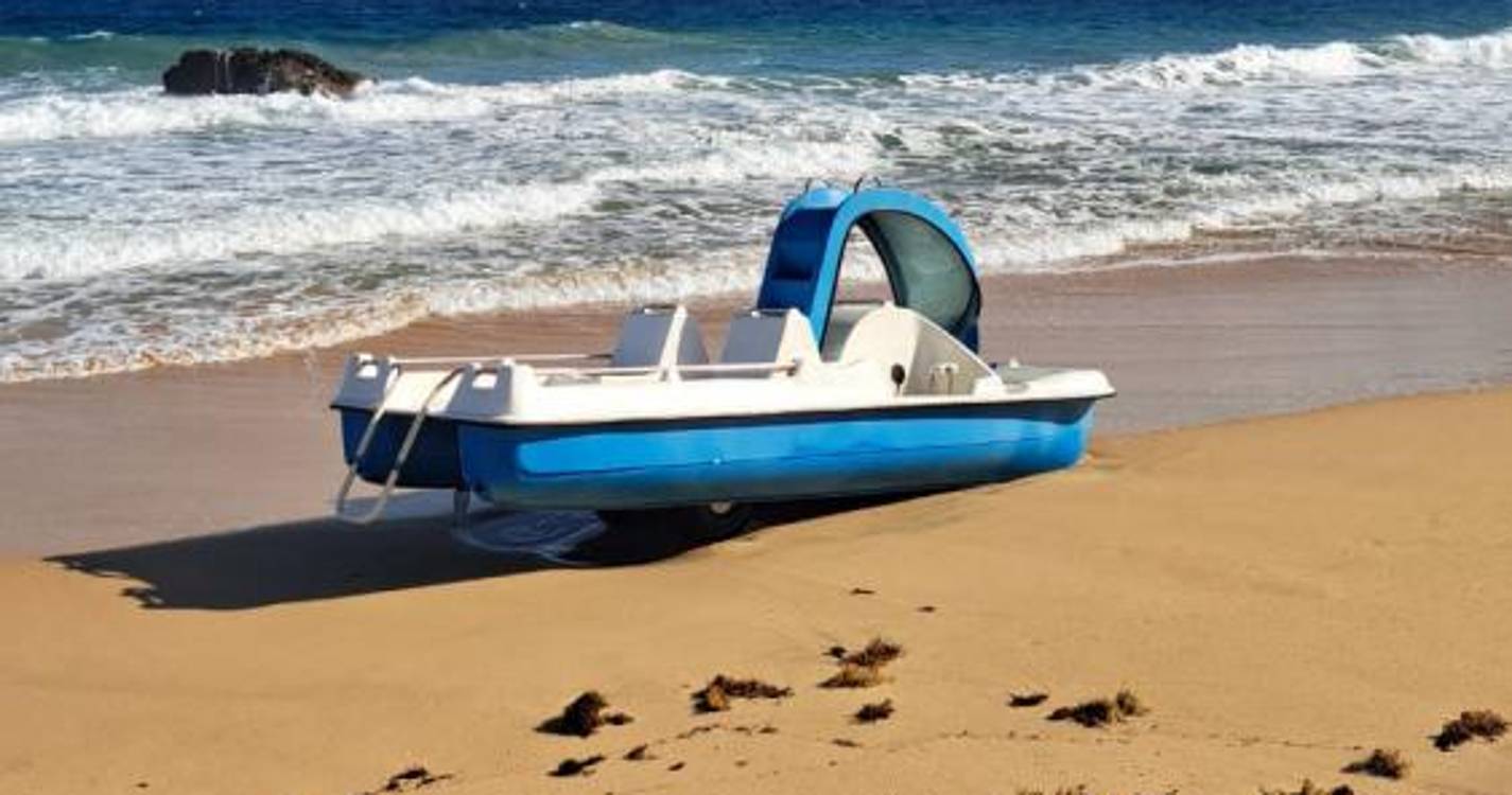 Embarcação à deriva dá à costa no Porto Santo