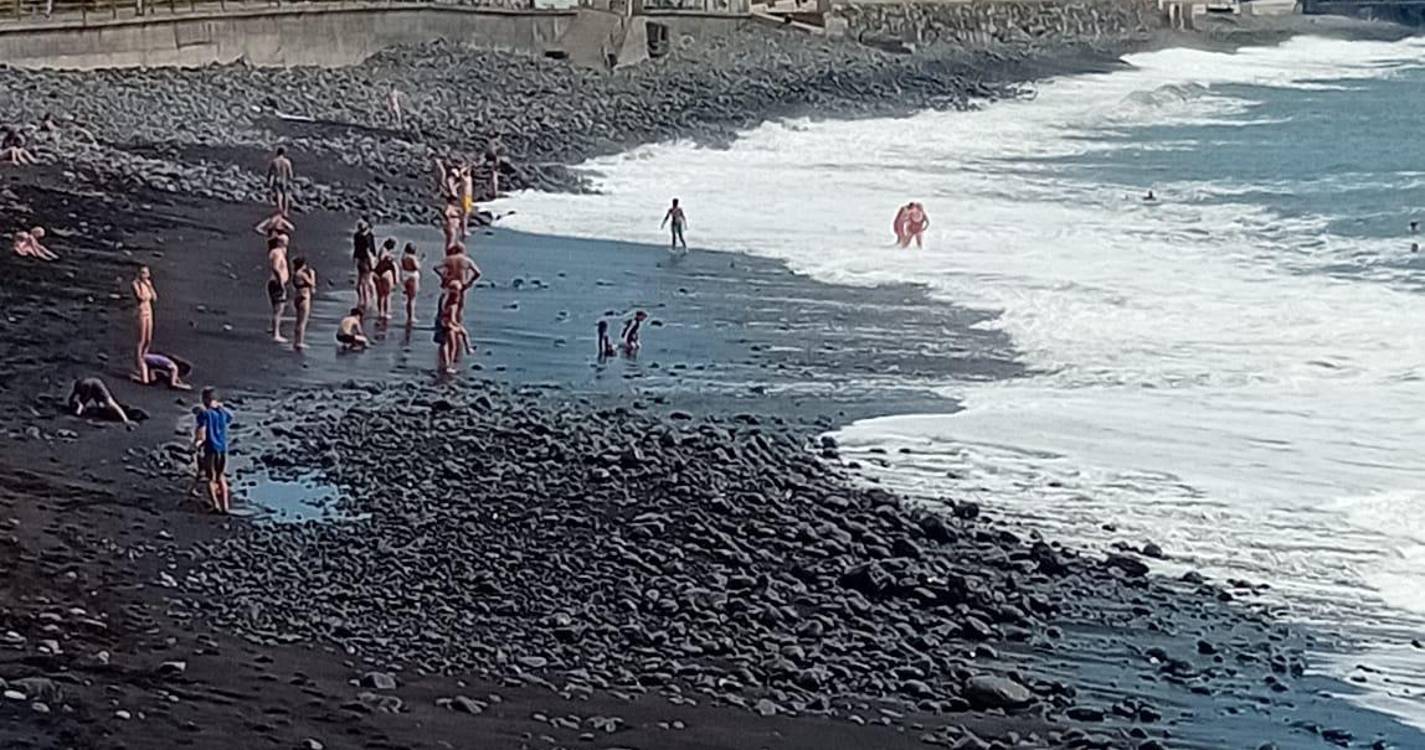 Turistas desafiam ondas da praia (com vídeo)