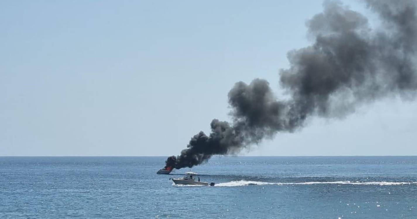 Fogo em embarcação ao largo da Madalena do Mar (com fotos)