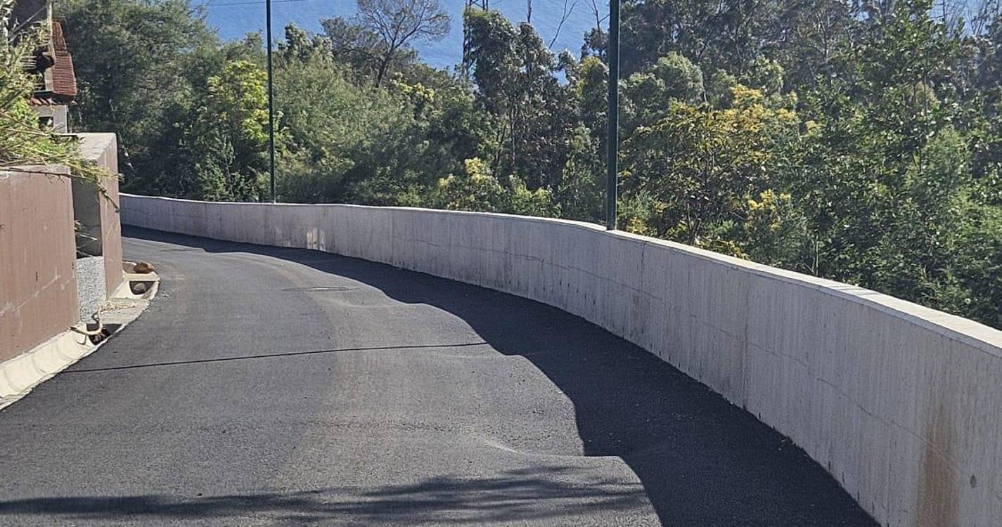 Moradora queixa-se de estrada alcatroada em outubro cheia de buracos