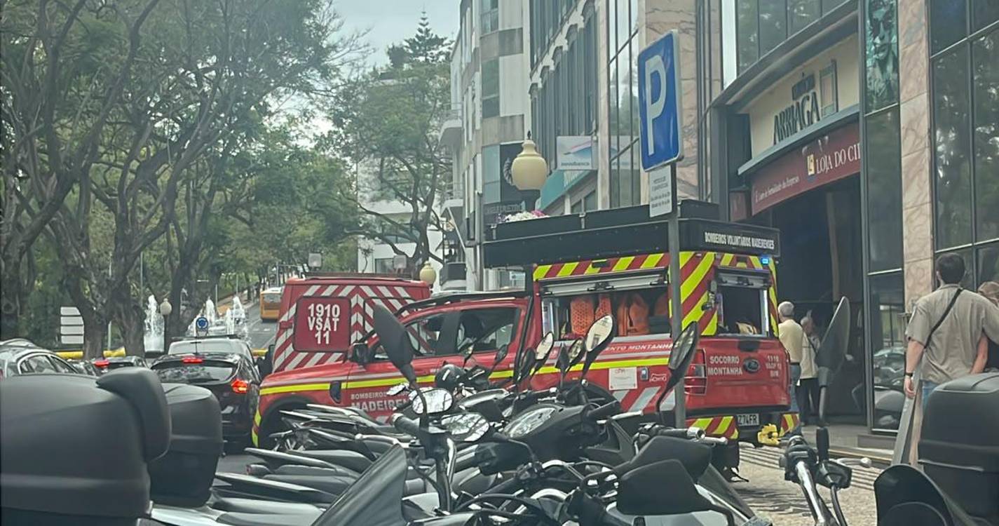 Quatro pessoas estão presas no elevador no prédio da Clínica Arriaga