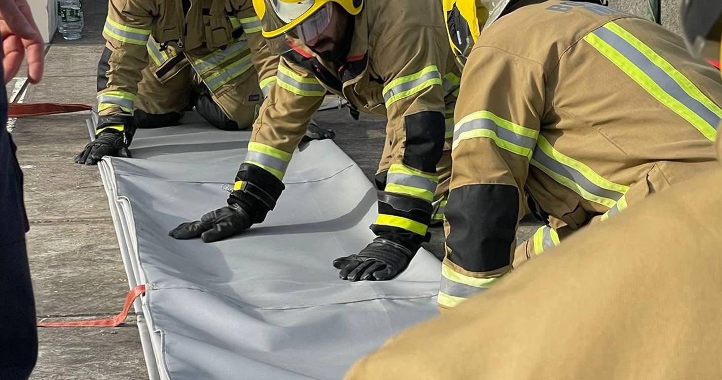 Proteção Civil equipa bombeiros com cobertores especiais para extinção de incêndios em veículos