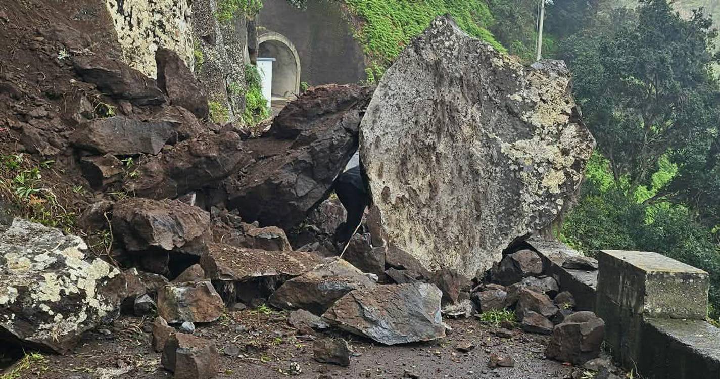 Derrocada isola acesso à Fajã de Dentro sem causar vítimas