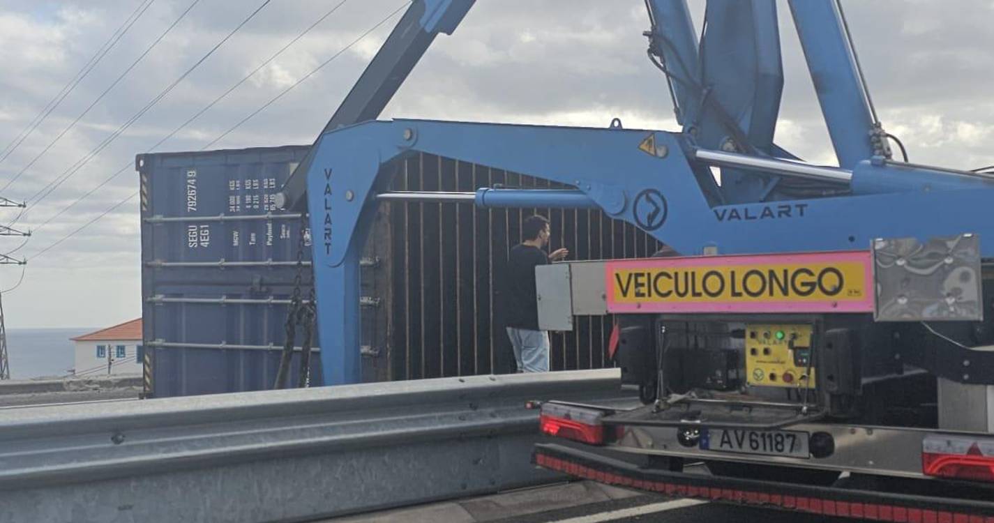 Contentor que condiciona trânsito na VR1 está a ser retirado