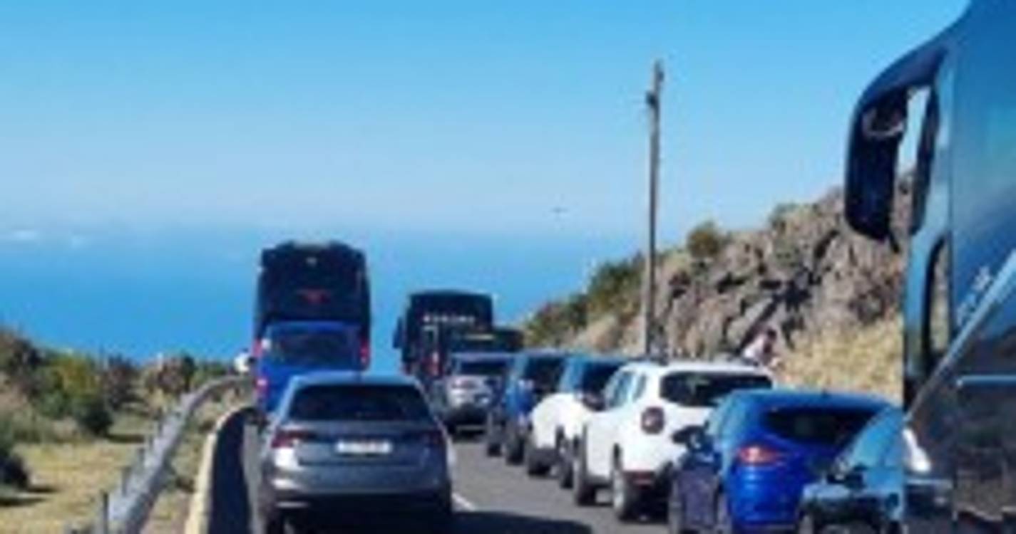Mais um feriado caótico no Pico do Areeiro (com fotos)