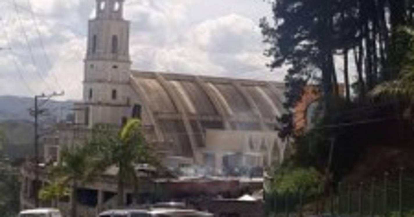 Visita de Paulo Cafôfo com enchente no Santuário de Fátima em Los Teques