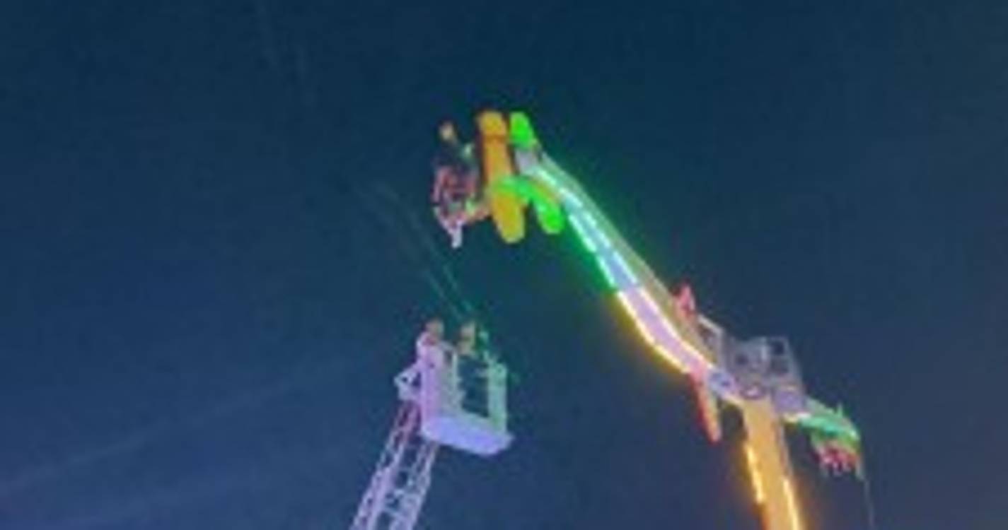 Veja as imagens do momento em que sete pessoas ficaram presas em diversão na Feira de São Mateus em Viseu