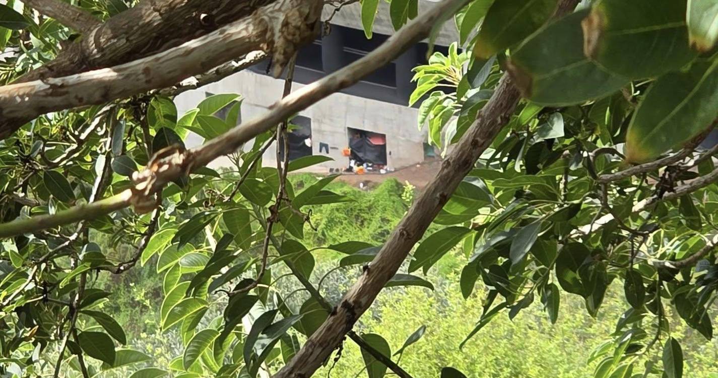 Família instala-se em acampamento improvisado nos falsos túneis da Ribeira de João Gomes (com fotos)