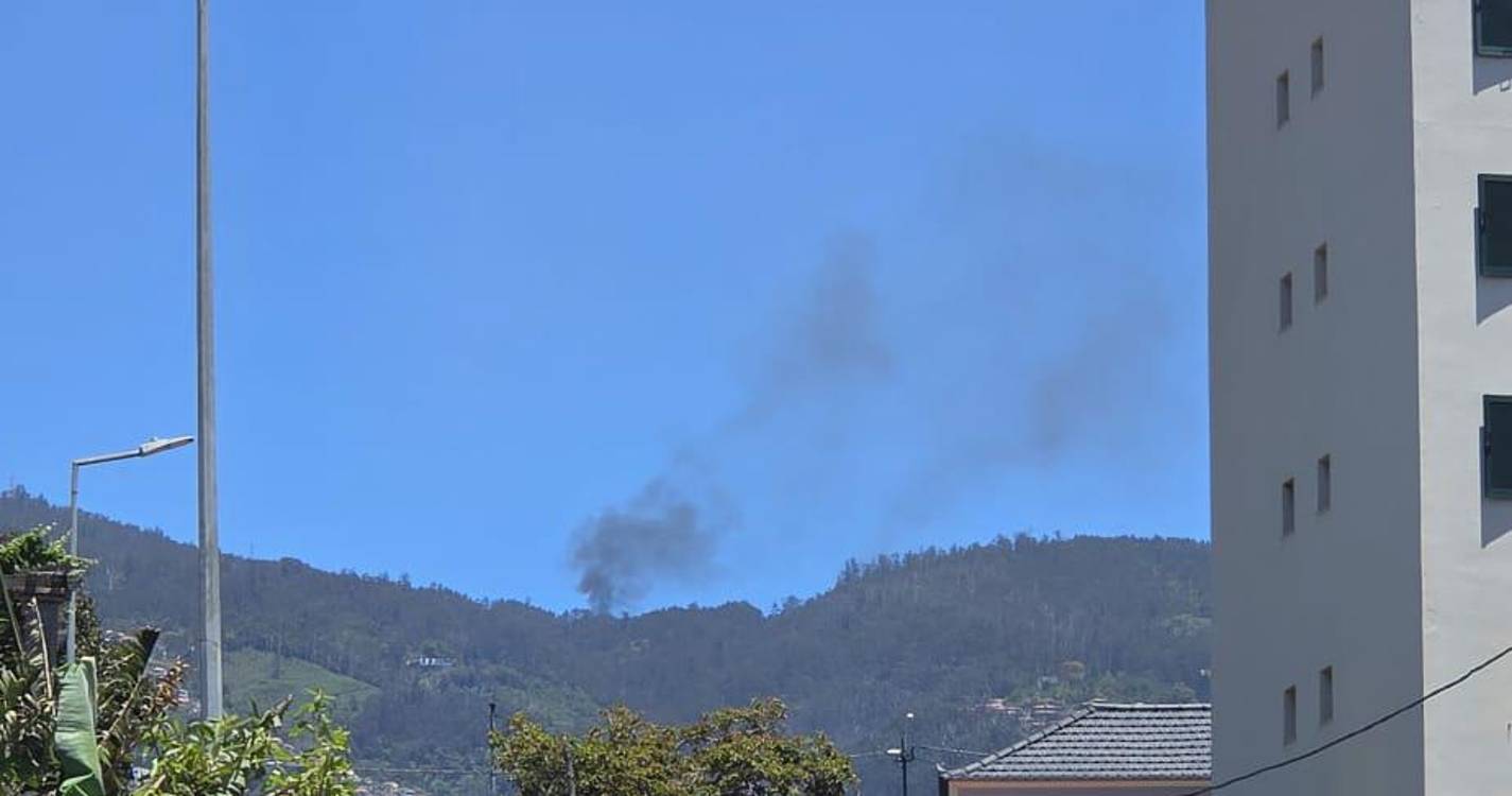 Bombeiros combatem incêndio na Camacha