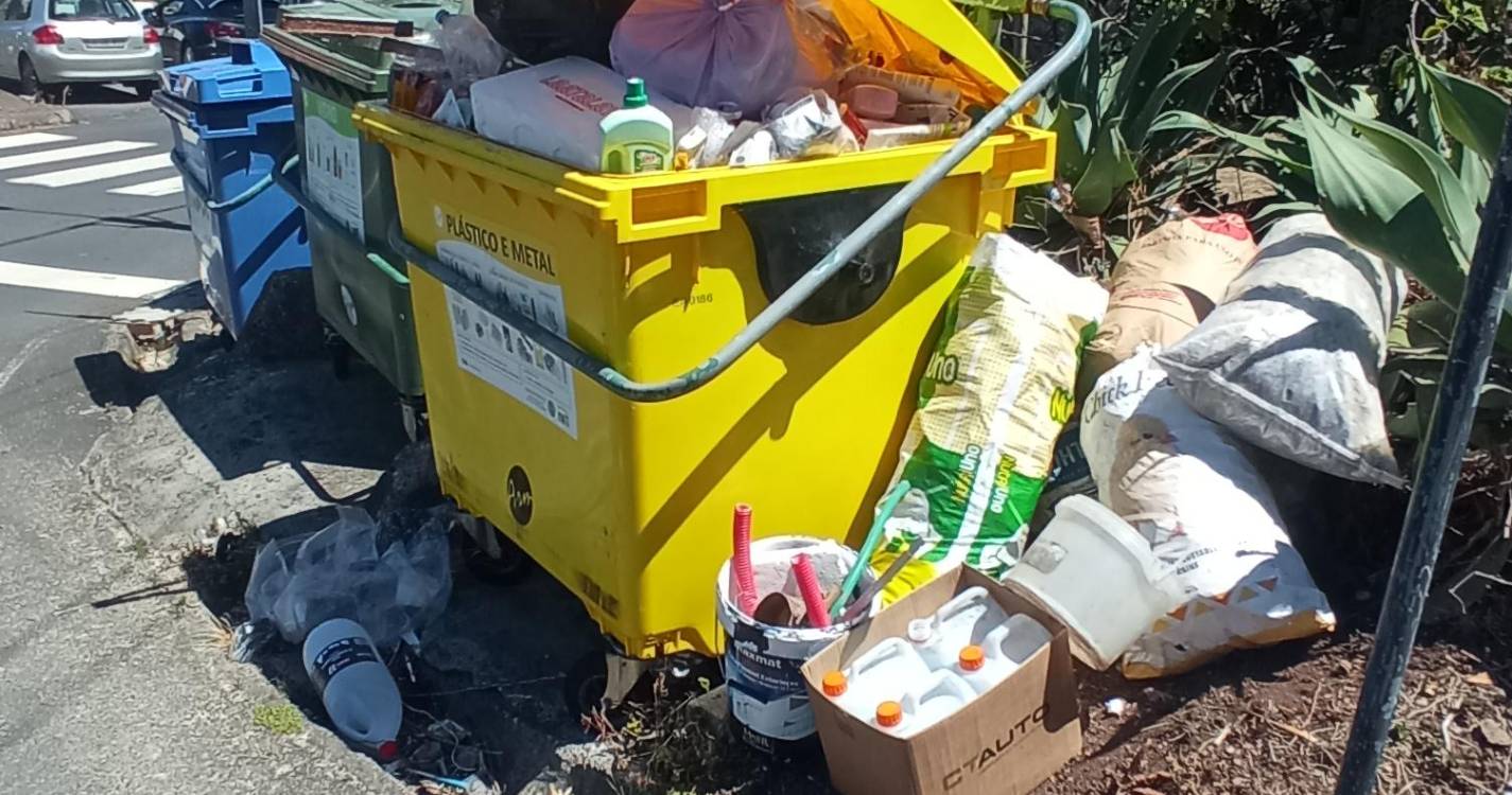 Multiplicam-se queixas sobre falta de higienização de pontos de recolha de lixo