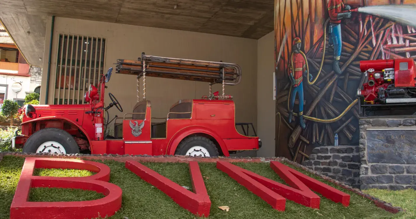 Funcionária atingida por estrutura metálica em armazém