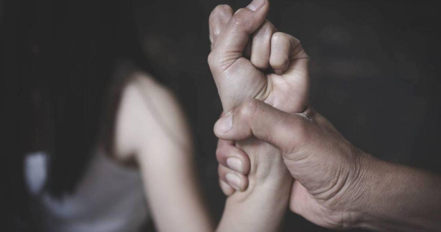 Prisão preventiva para suspeito de violação e de violência doméstica em São Miguel