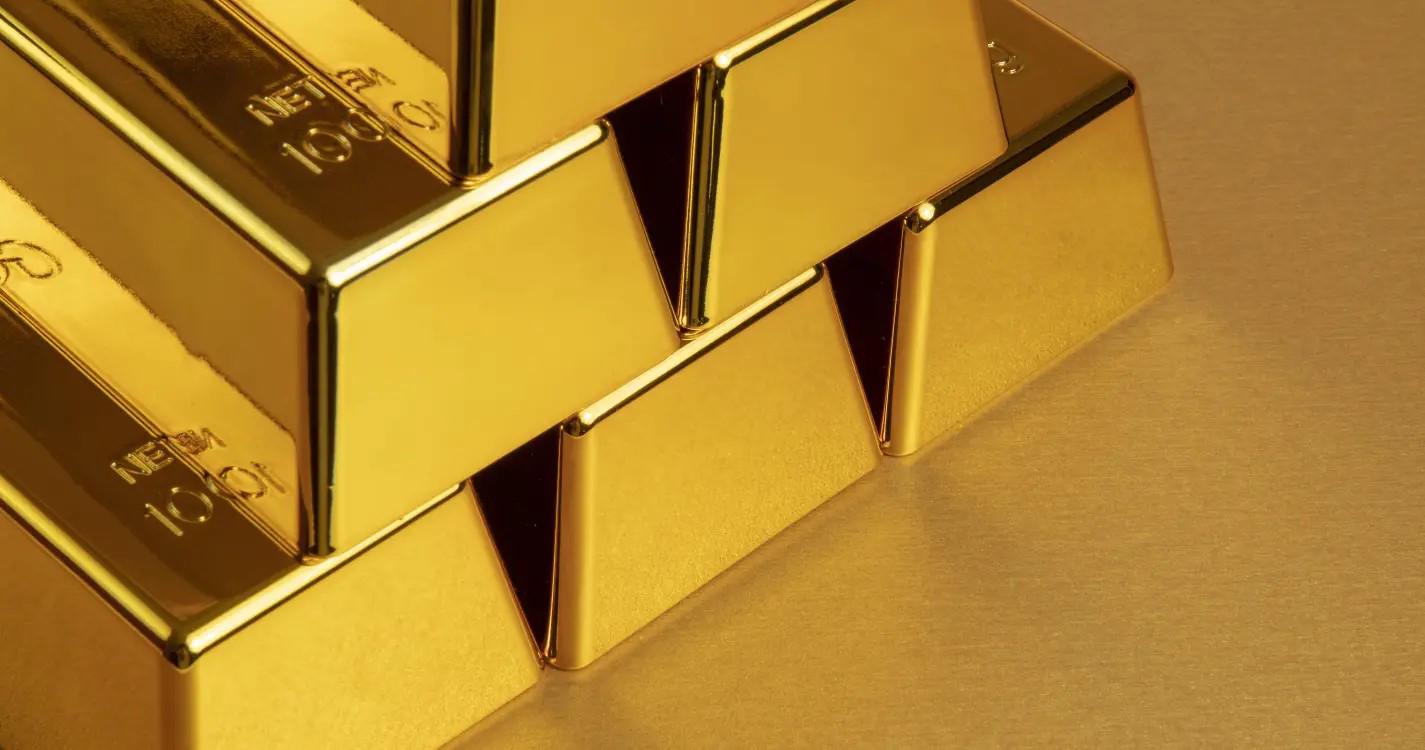 Preço do ouro renova máximos históricos e aproxima-se dos 3.600 dólares por onça