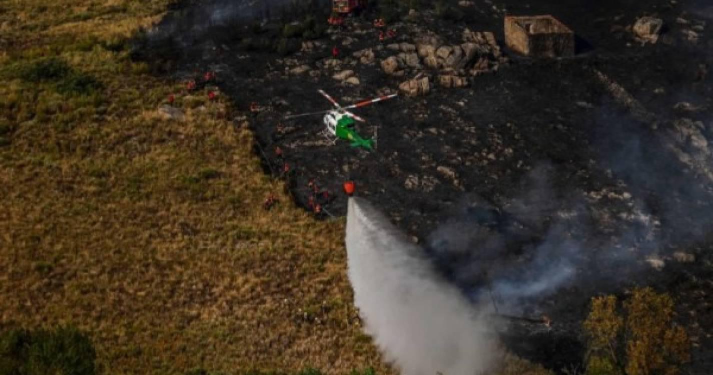 Incêndios: Fogo em mato em Fornos de Algodres mobiliza dez meios aéreos