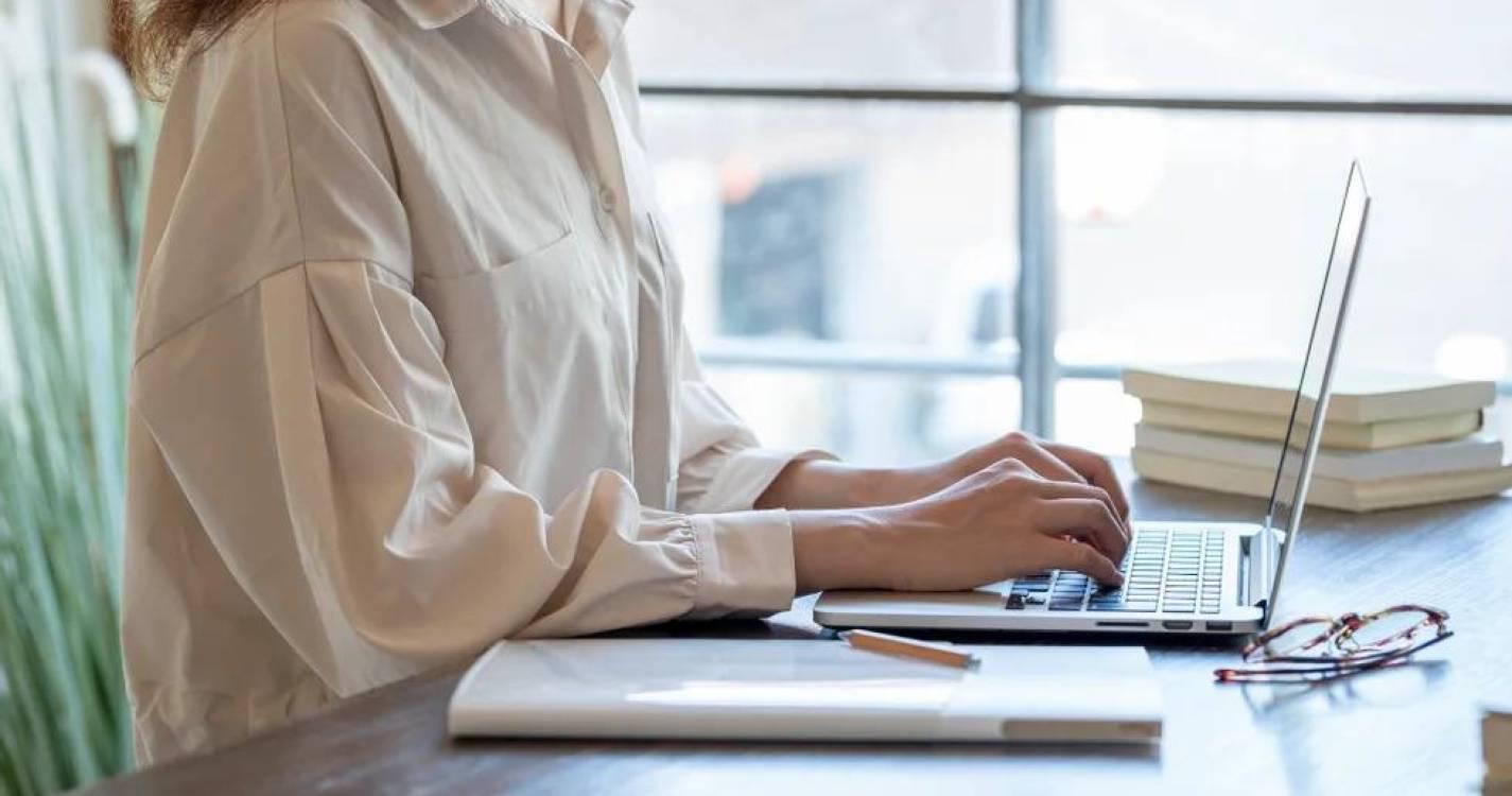 Empresas admitem dificuldade em contratar para o Natal e oferecem incentivos