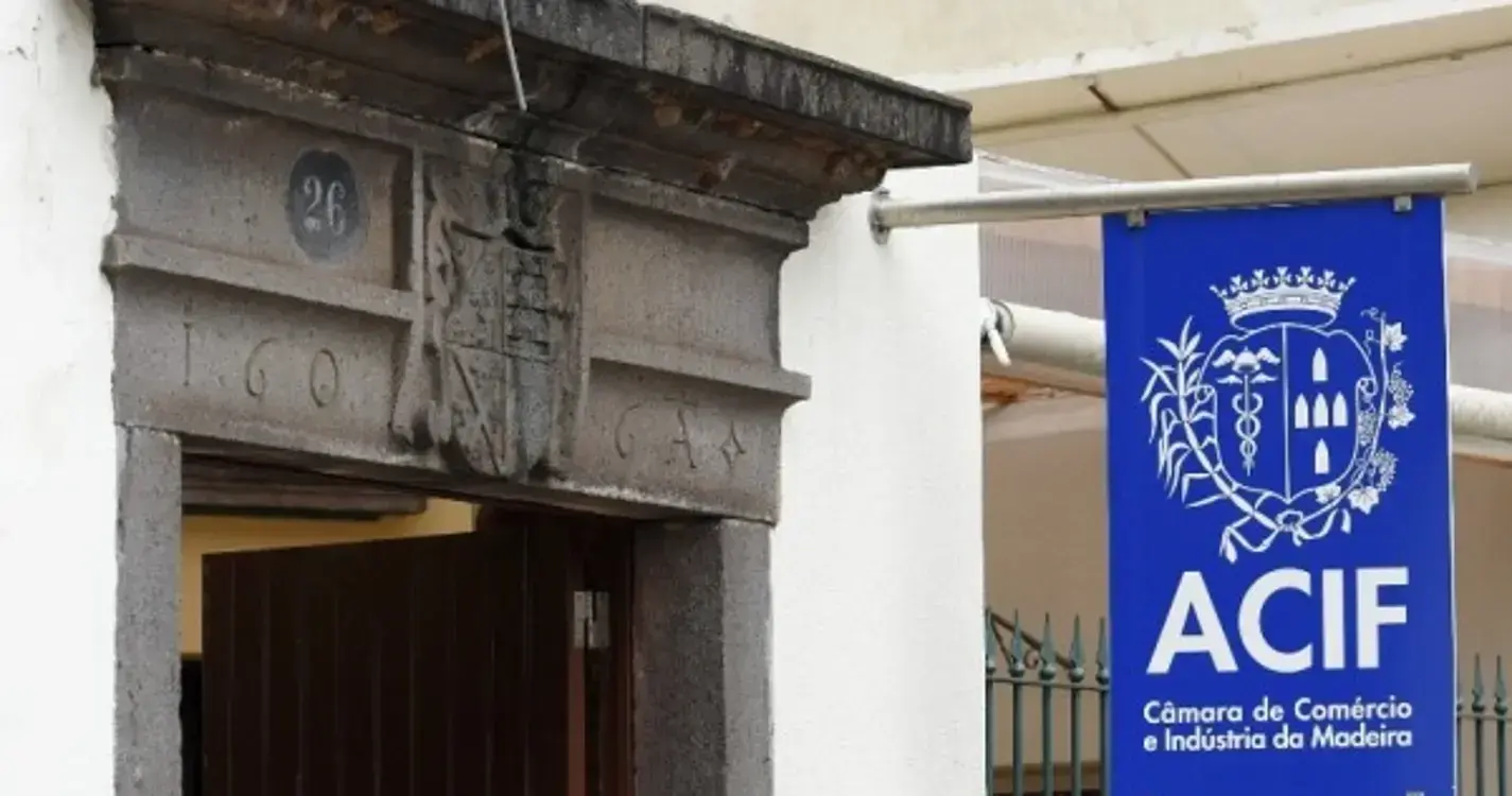 Federação dos Sindicatos de Agricultura, Alimentação, Bebidas, Hotelaria e Turismo de Portugal emite aviso de greve para dia 8 de novembro