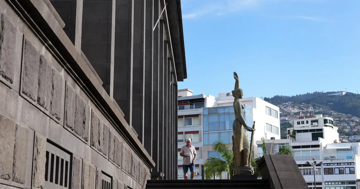 Droga no congelador: Mulher condenada a dois anos de pena suspensa e homem a 4 anos de prisão efetiva