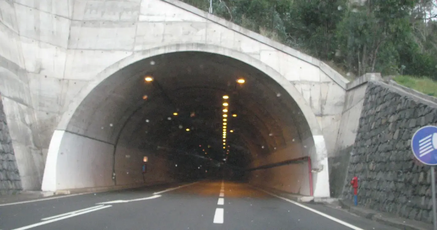 Motociclista ferido após colidir com viatura na via expresso da Camacha