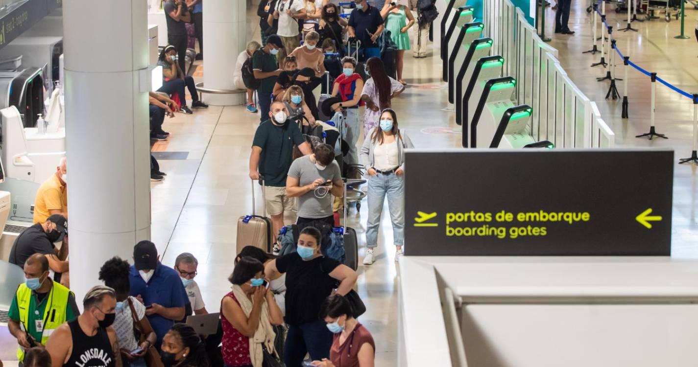 Cerca de 60.000 portugueses emigraram em 2022, Suíça volta a ser principal destino