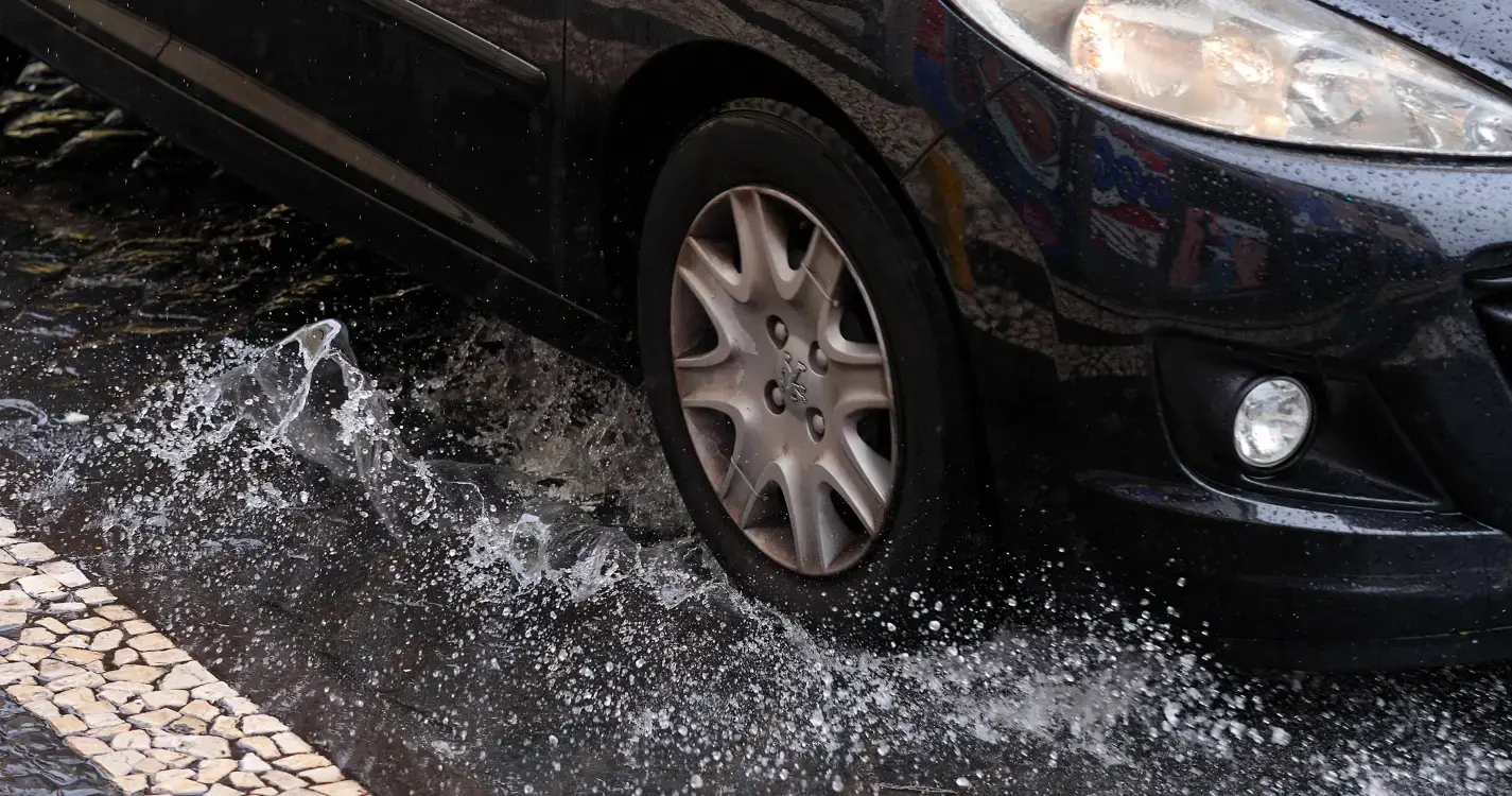 Mau tempo: Trânsito cortado na A1 em Vila Franca de Xira por risco de queda de placar