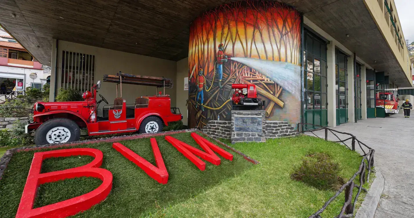 Coluna de fumo mobiliza bombeiros para a Avenida Mário Soares