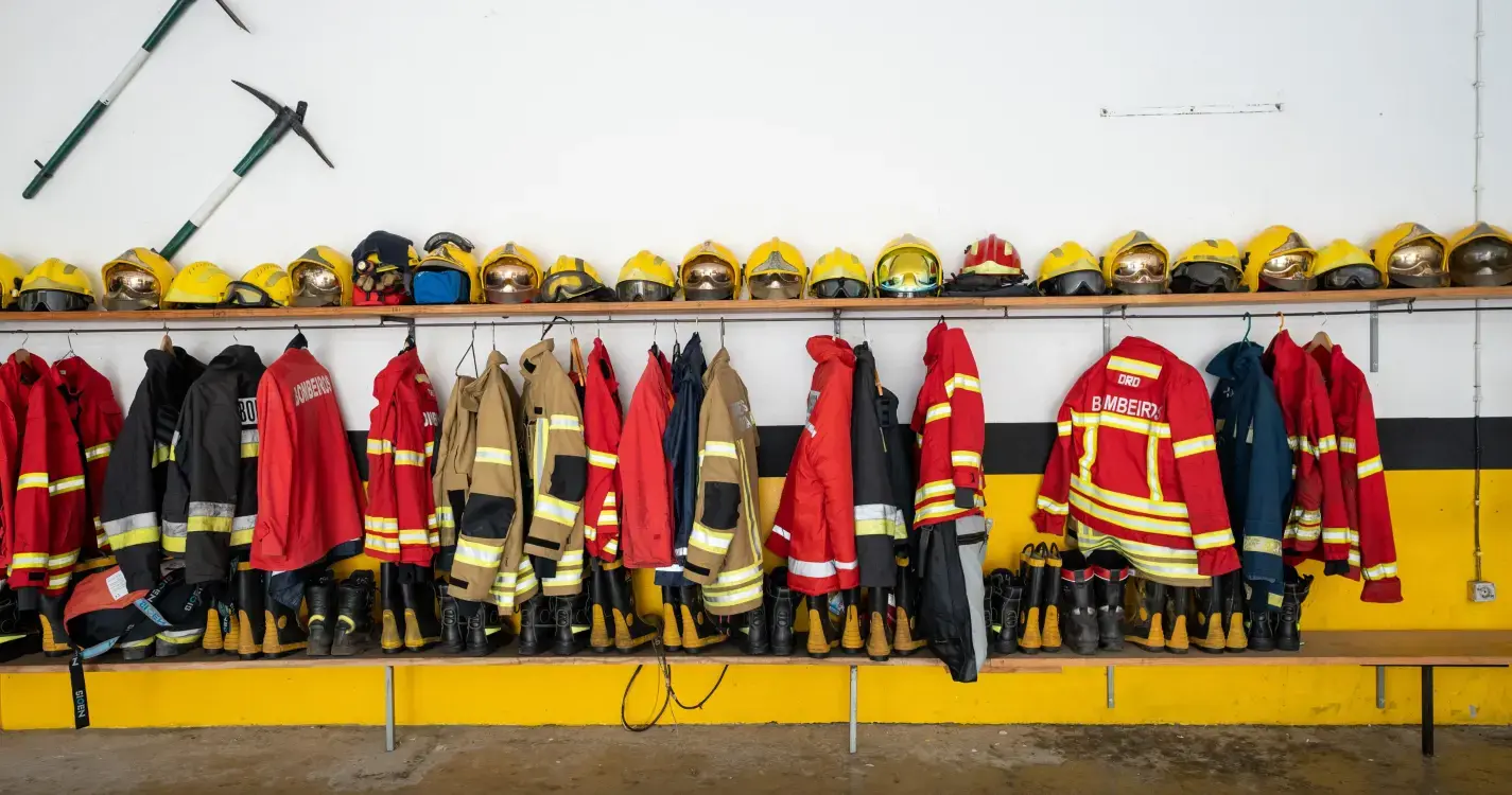 Suspeita de incêndio mobiliza bombeiros ao Bairro da Nogueira esta madrugada