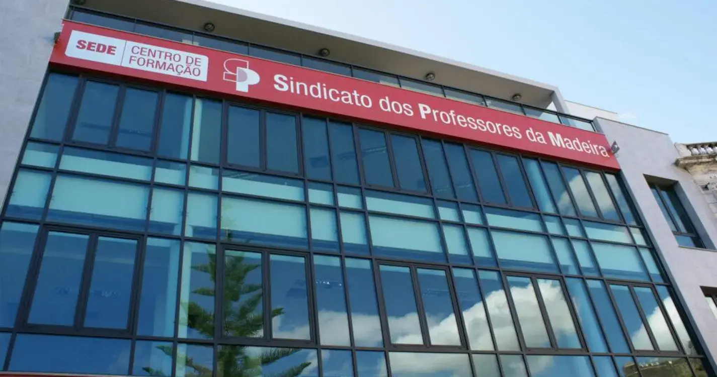 Sindicato dos Professores entrega à secretária propostas para reparar constragimentos que afetam a carreira