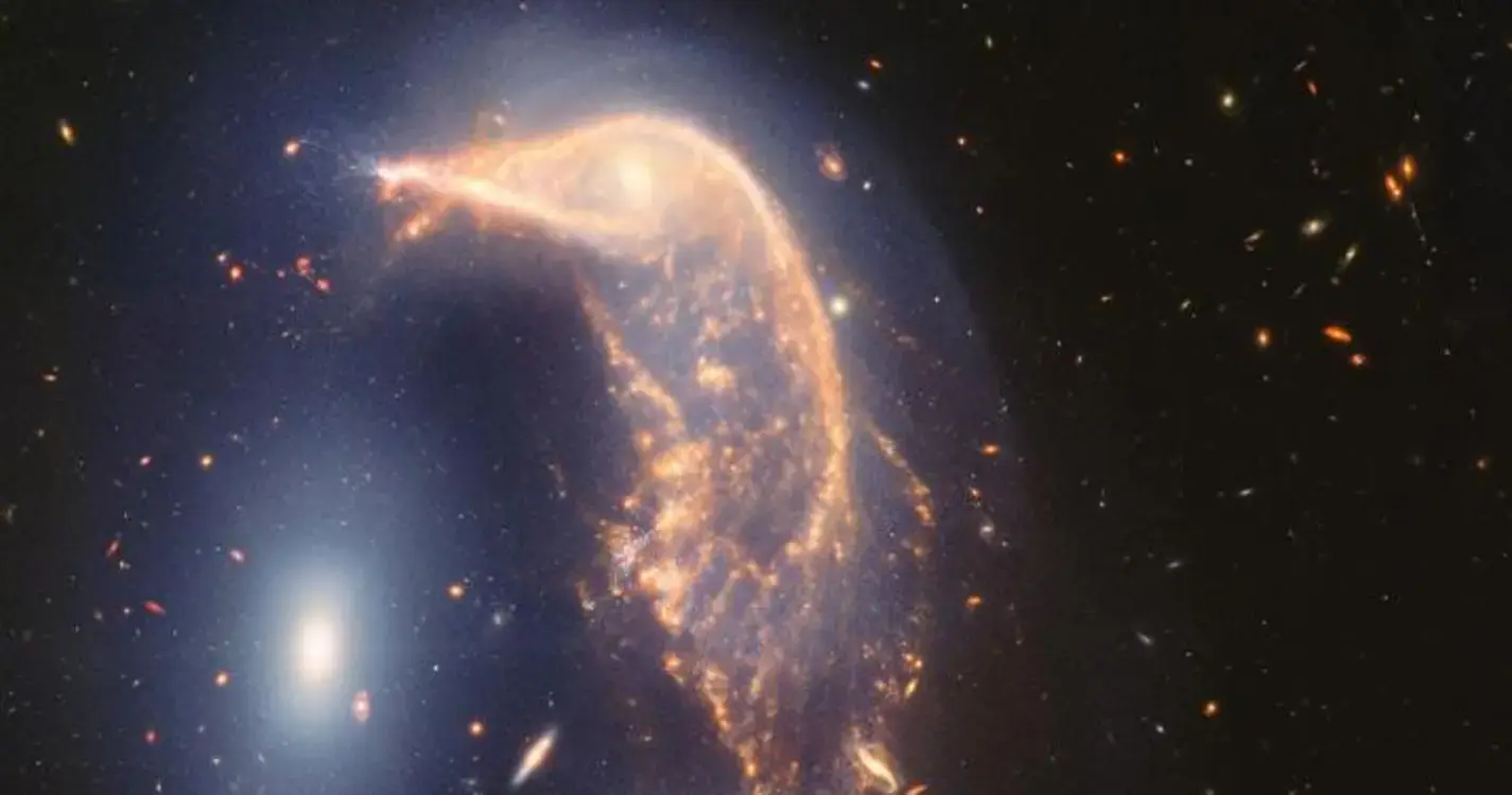 Surpreendente explosão rápida de rádio detetada em antiga galáxia “morta”