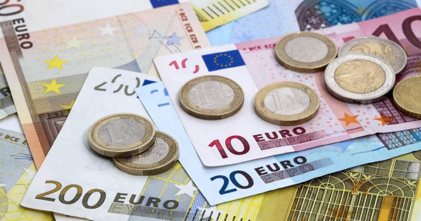 Euro cai e segue abaixo de 1,11 dólares