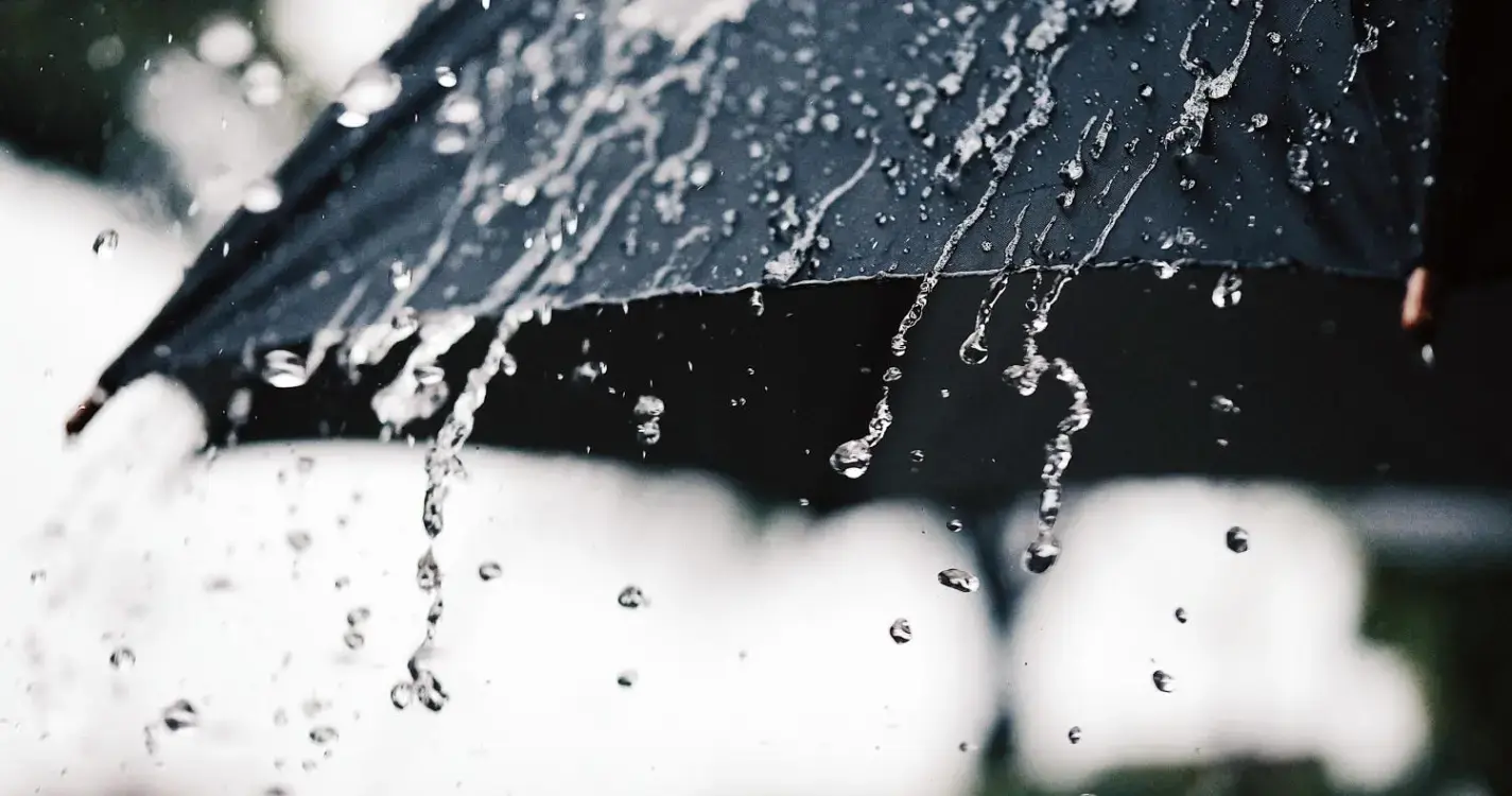 Continente sob aviso amarelo pela chuva, Madeira a laranja por ondas e vento