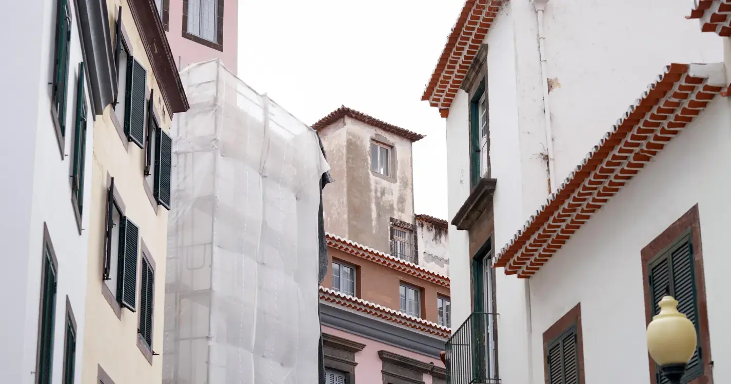 ADN denuncia “desinformação” em torno da ocupação ilegal de imóveis e exige cumprimento da lei