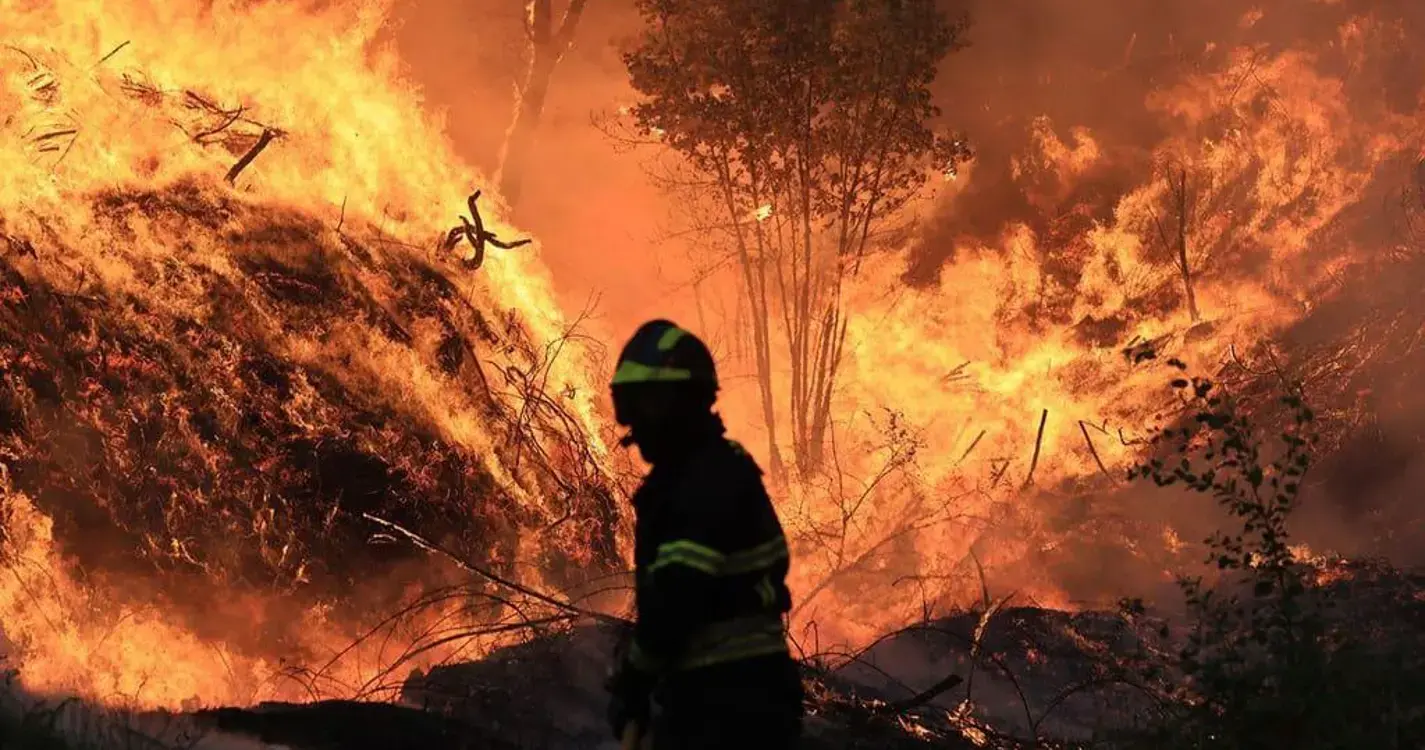 Incêndios: Fogo em Lagos mobiliza mais de 600 operacionais e oito meios aéreos