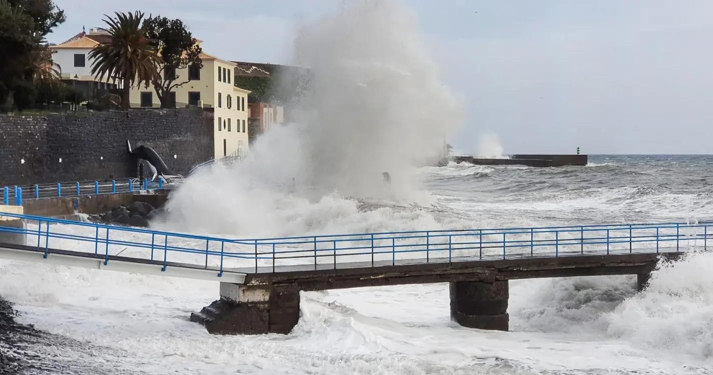 Capitania atualiza aviso de agitação marítima e cancela aviso de vento forte