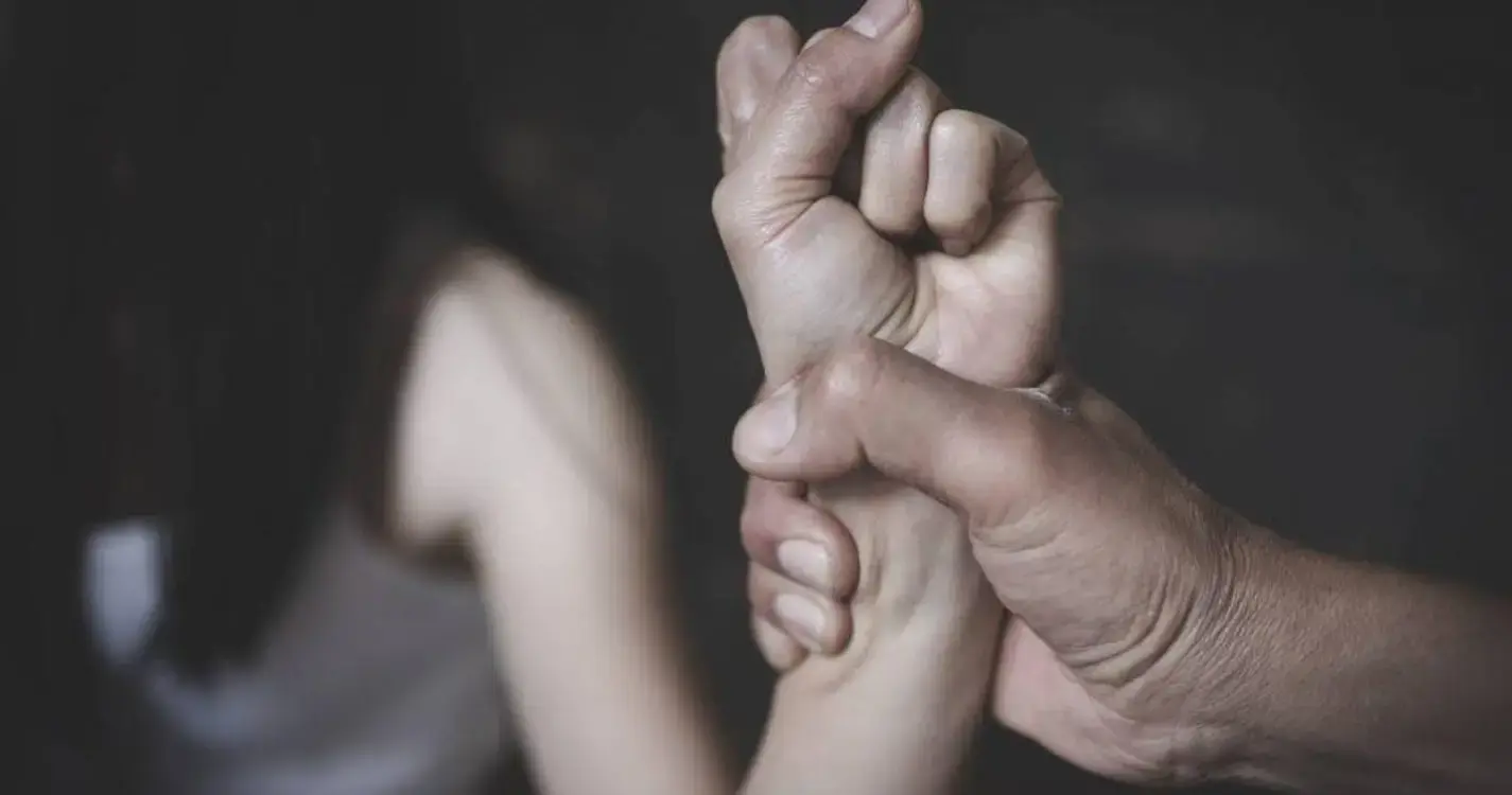 Violência Doméstica: Jovem de 22 anos detido por abusar sexualmente de irmã