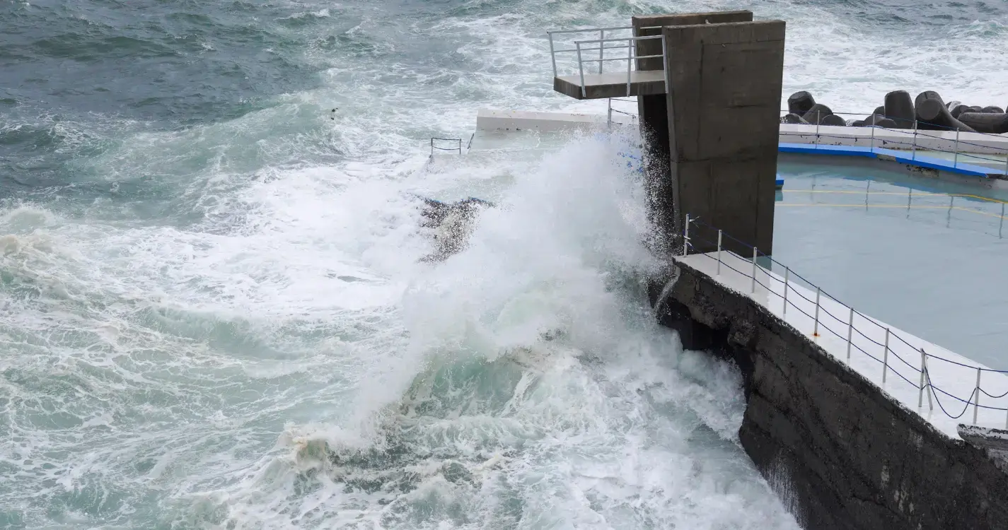 Prolongado aviso de agitação marítima forte até às 06h00 de amanhã