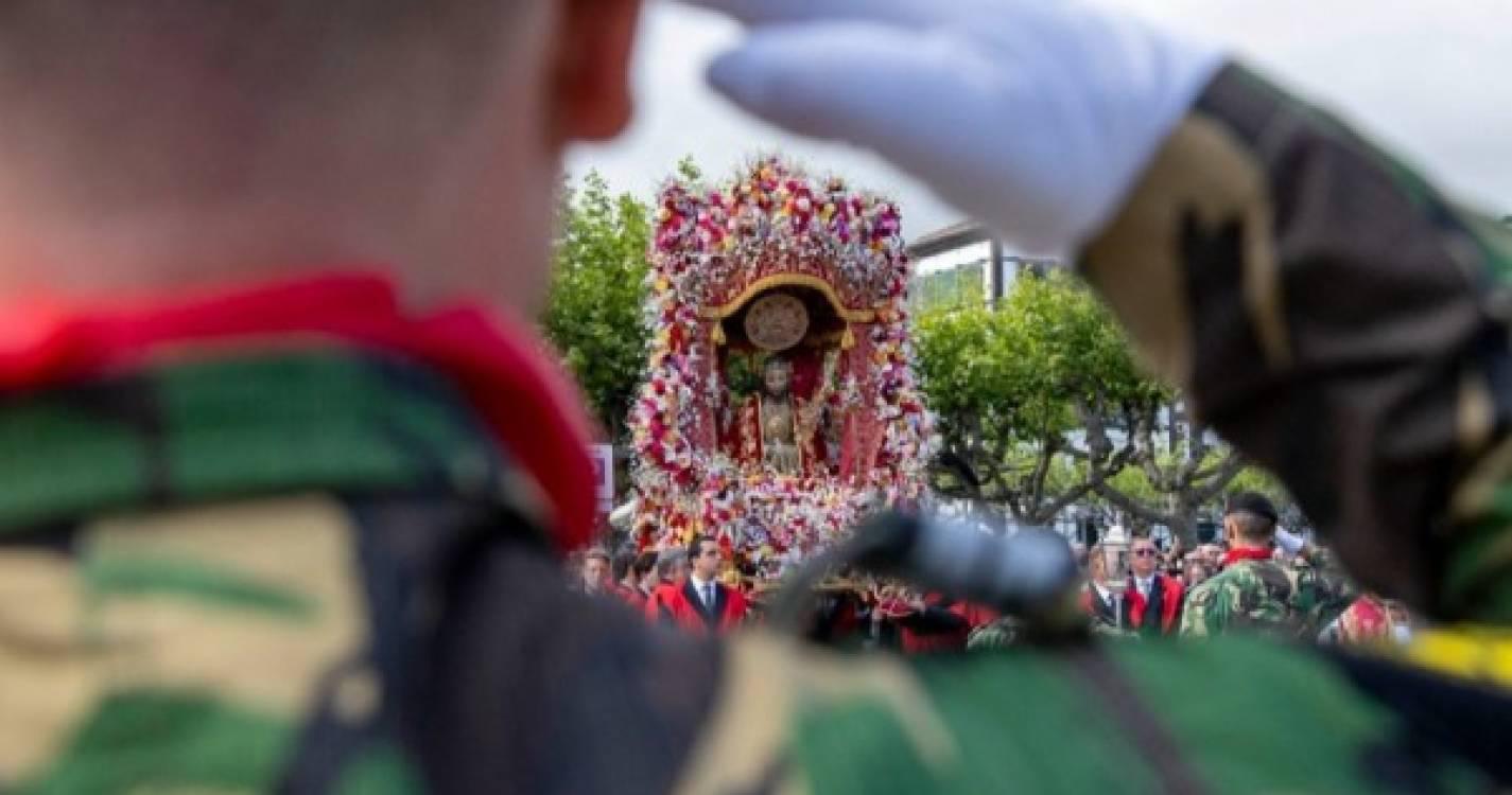 Festas do Santo Cristo nos Açores com missa em inglês para emigrantes e turistas