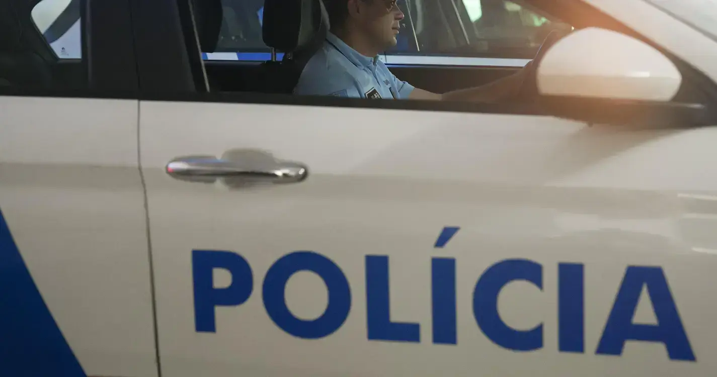 Homem ferido em colisão entre autocarro e três viaturas ligeiras na Camacha