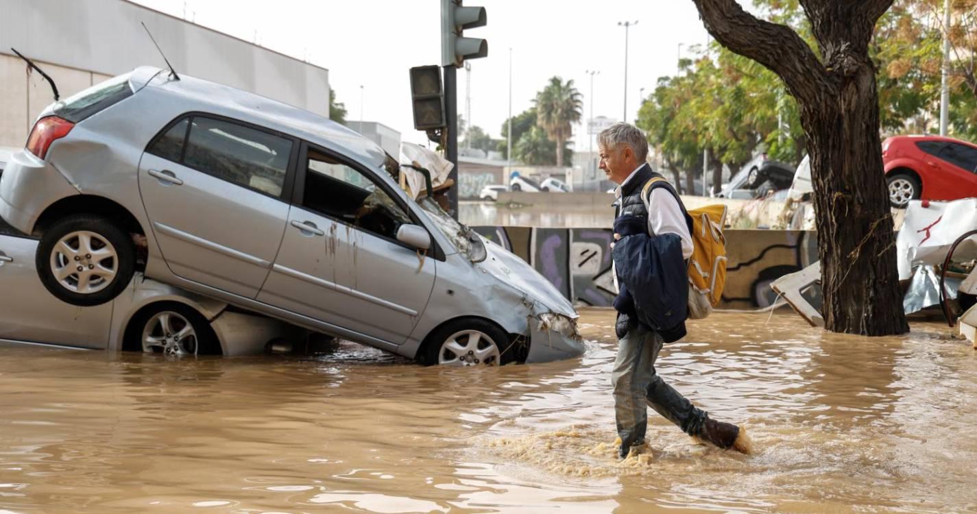 Dez pessoas resgatadas em casa inundada em Cádis, Espanha